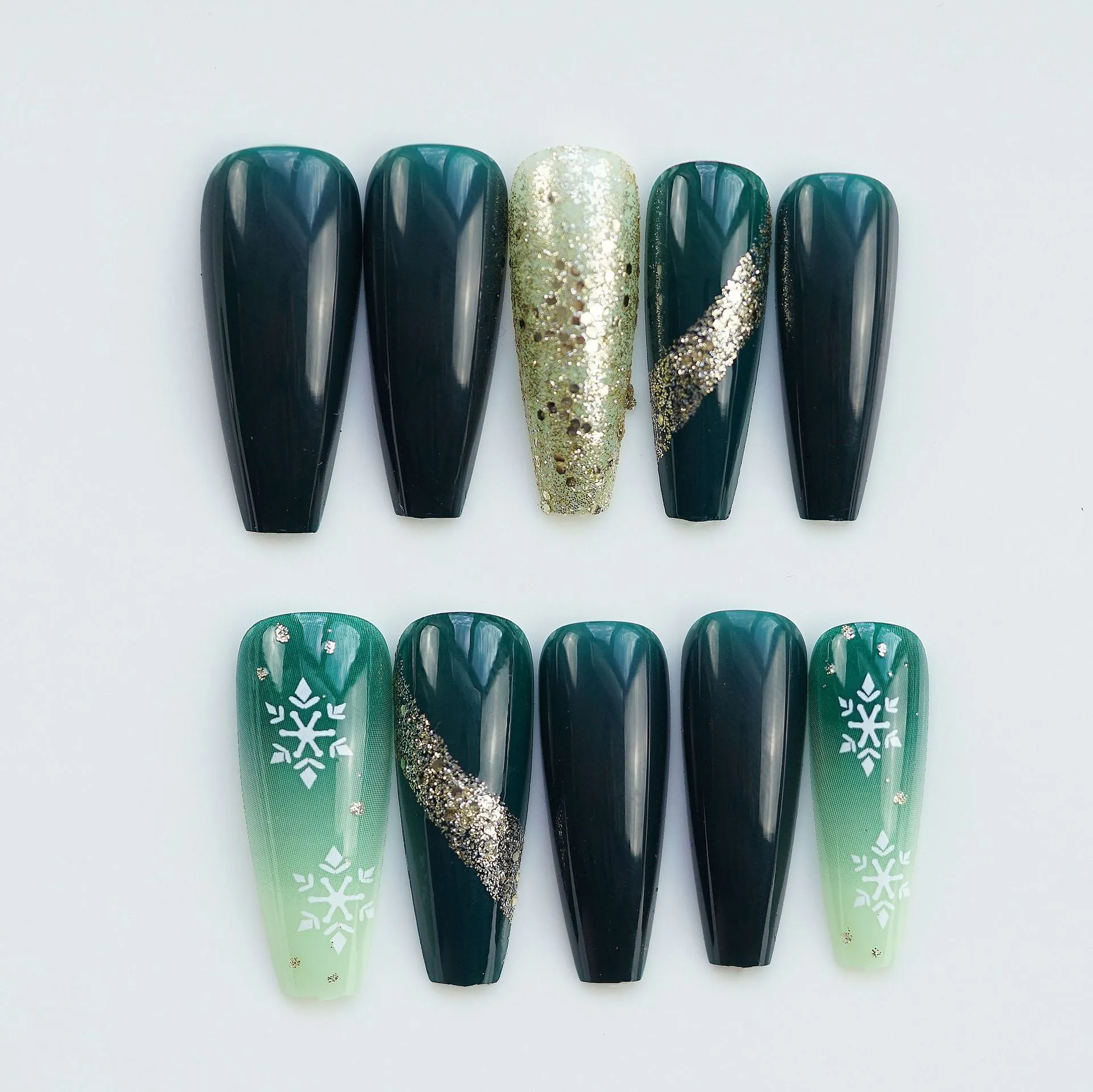 Christmas Coffin sparkle in green snow