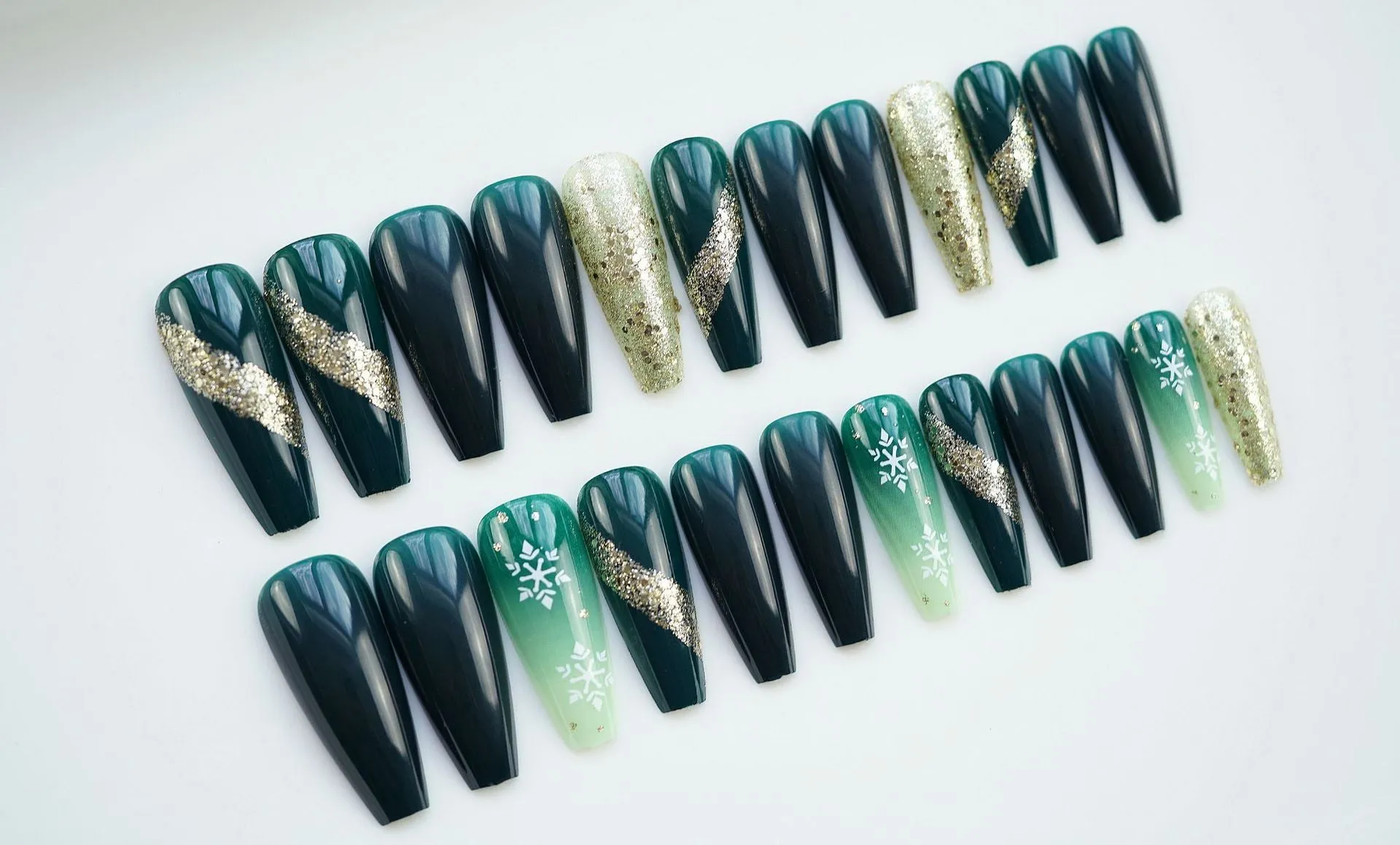 Christmas Coffin sparkle in green snow