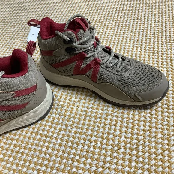 Eddie Bauer hiking men’s sneakers size 6.5Wide. NWT