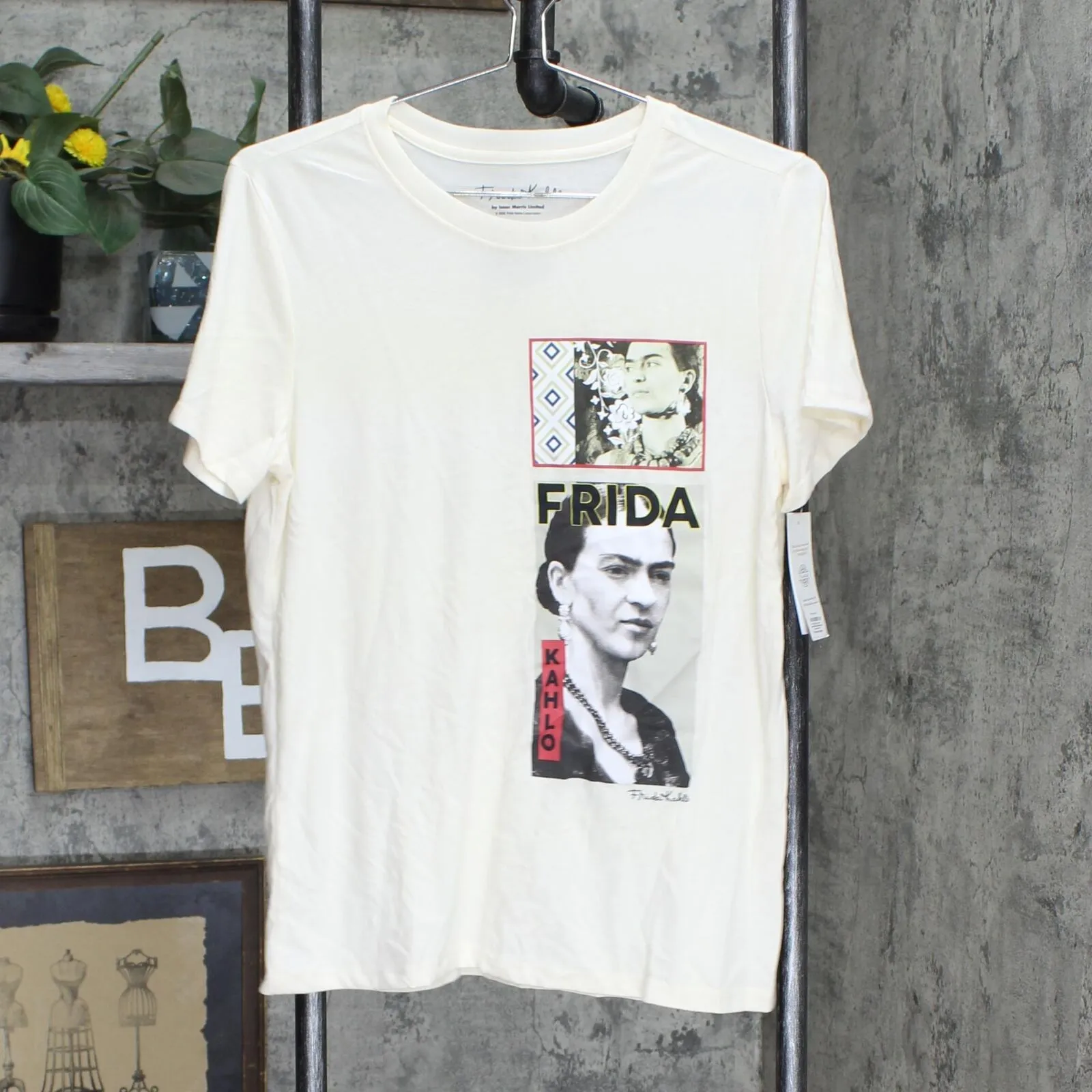 Frida Kahlo Women's Short Sleeve Graphic T-Shirt (Juniors') Cream Ivory L
