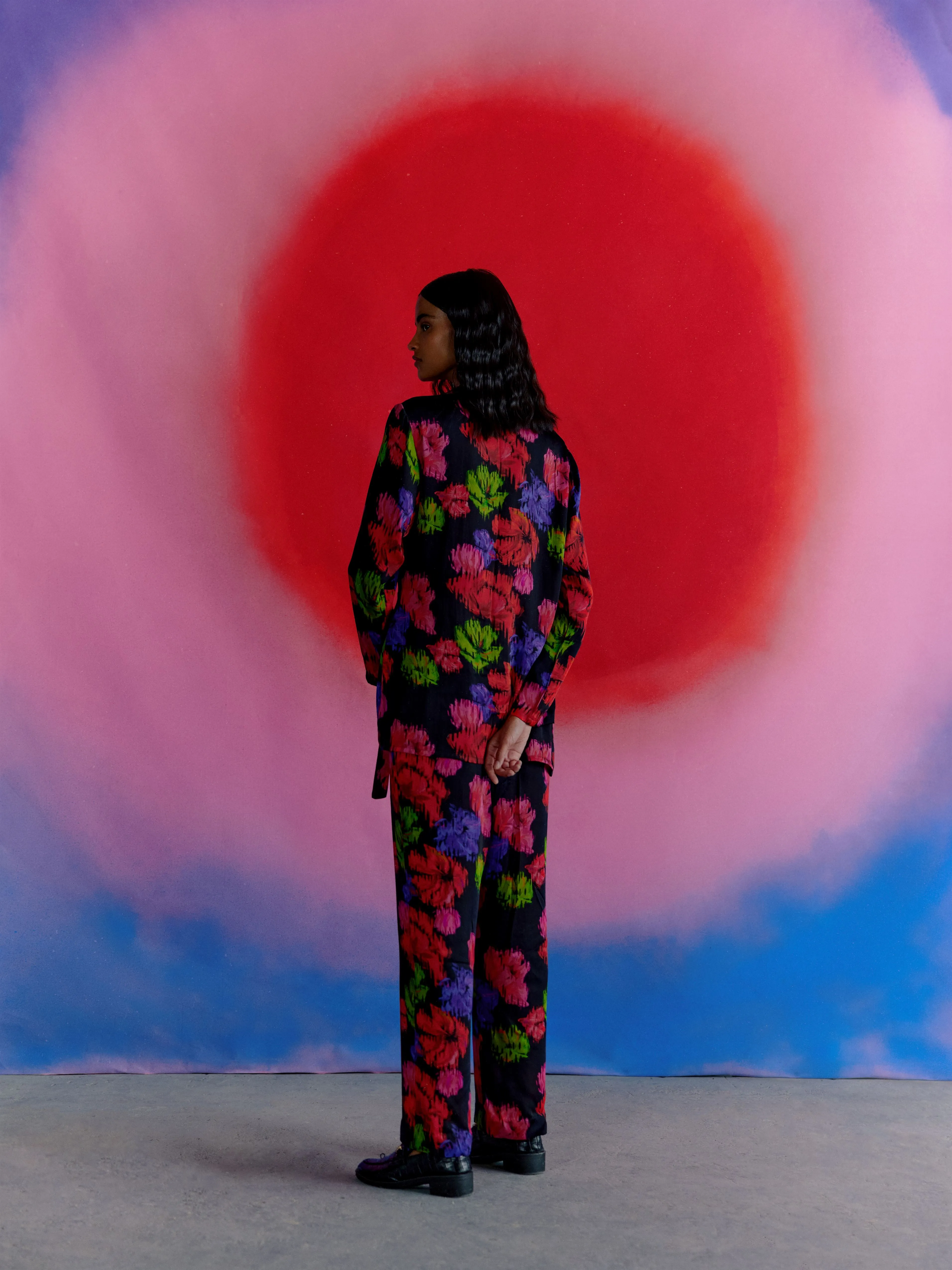 Studio Rigu   I   Womenswear, Western Kalora Blazer Shirt   Trouser Black Base With Big Flower In Red/Pink/Blue / Srdd003