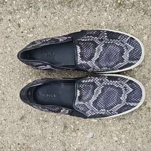 VINCE. Womens Granite Gray Snake Padded Blair-5 Round Toe Platform Slip On Leath