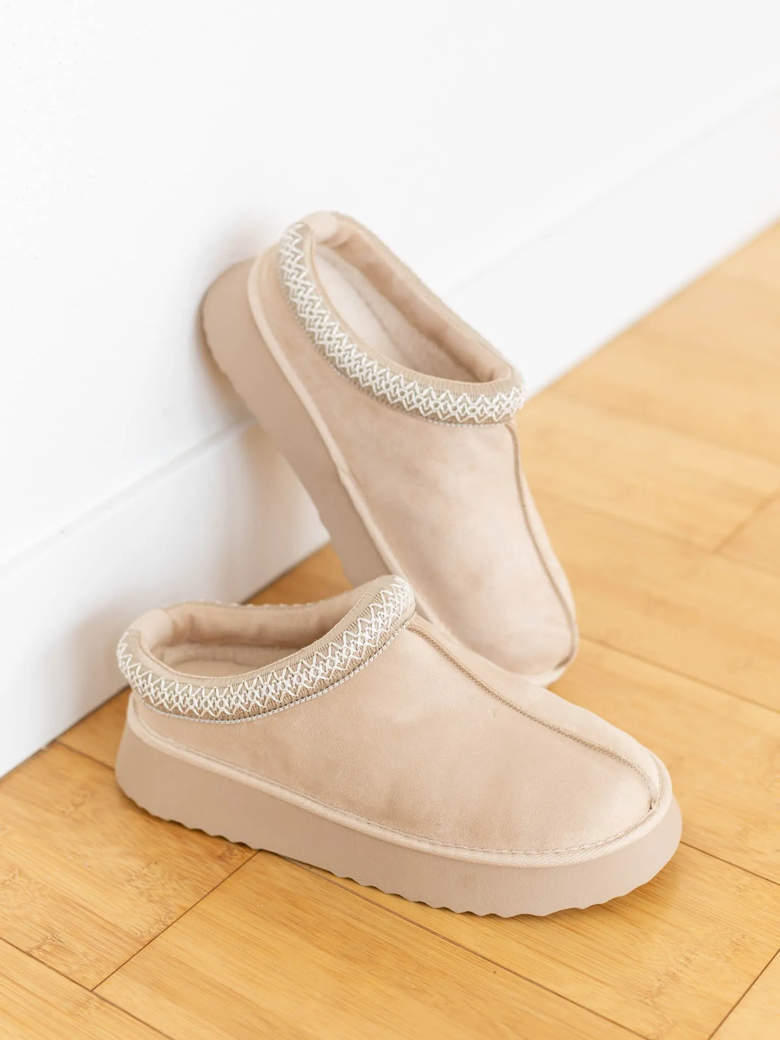 YNDIGO Faux Suede Platform