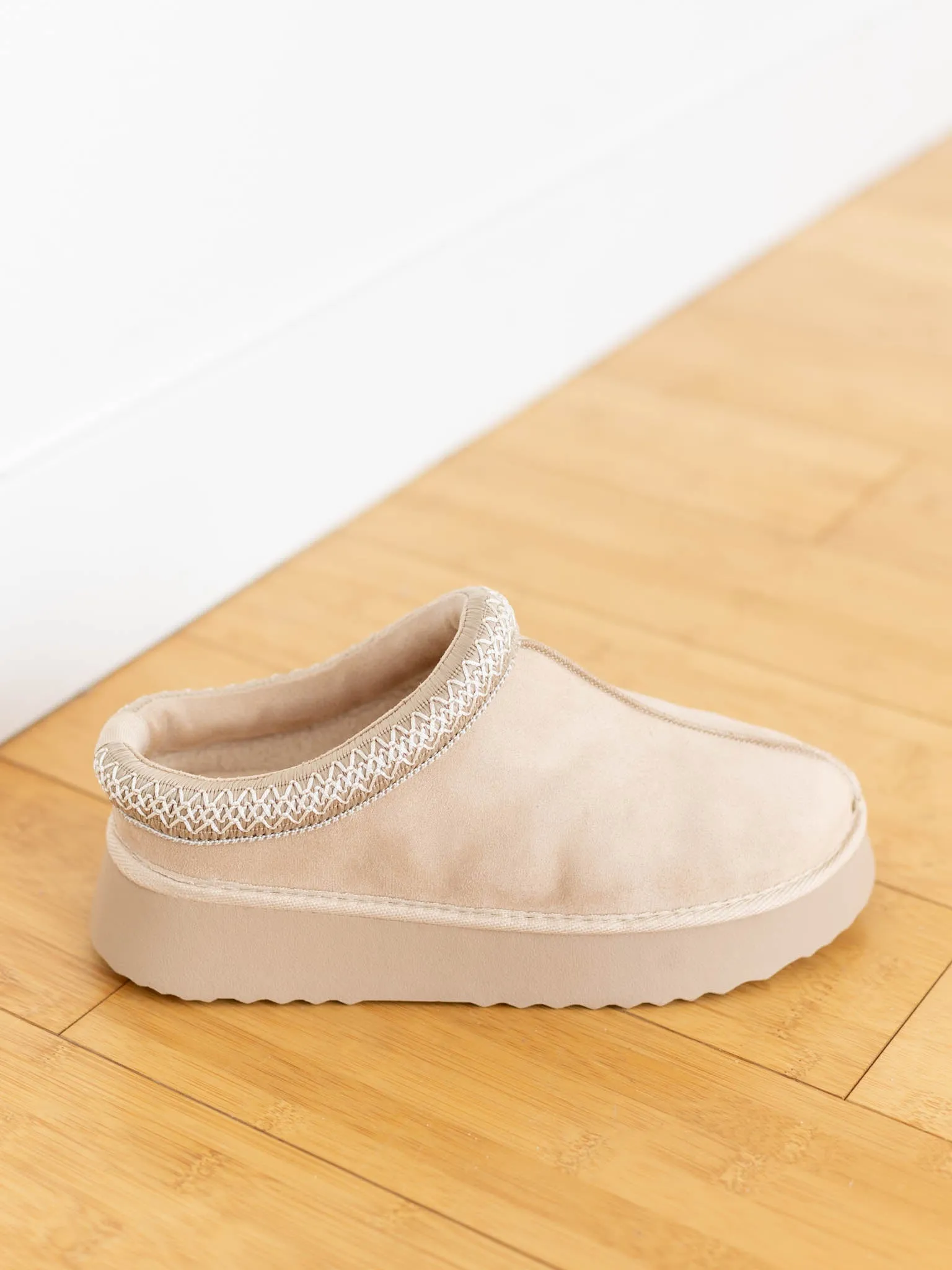 YNDIGO Faux Suede Platform