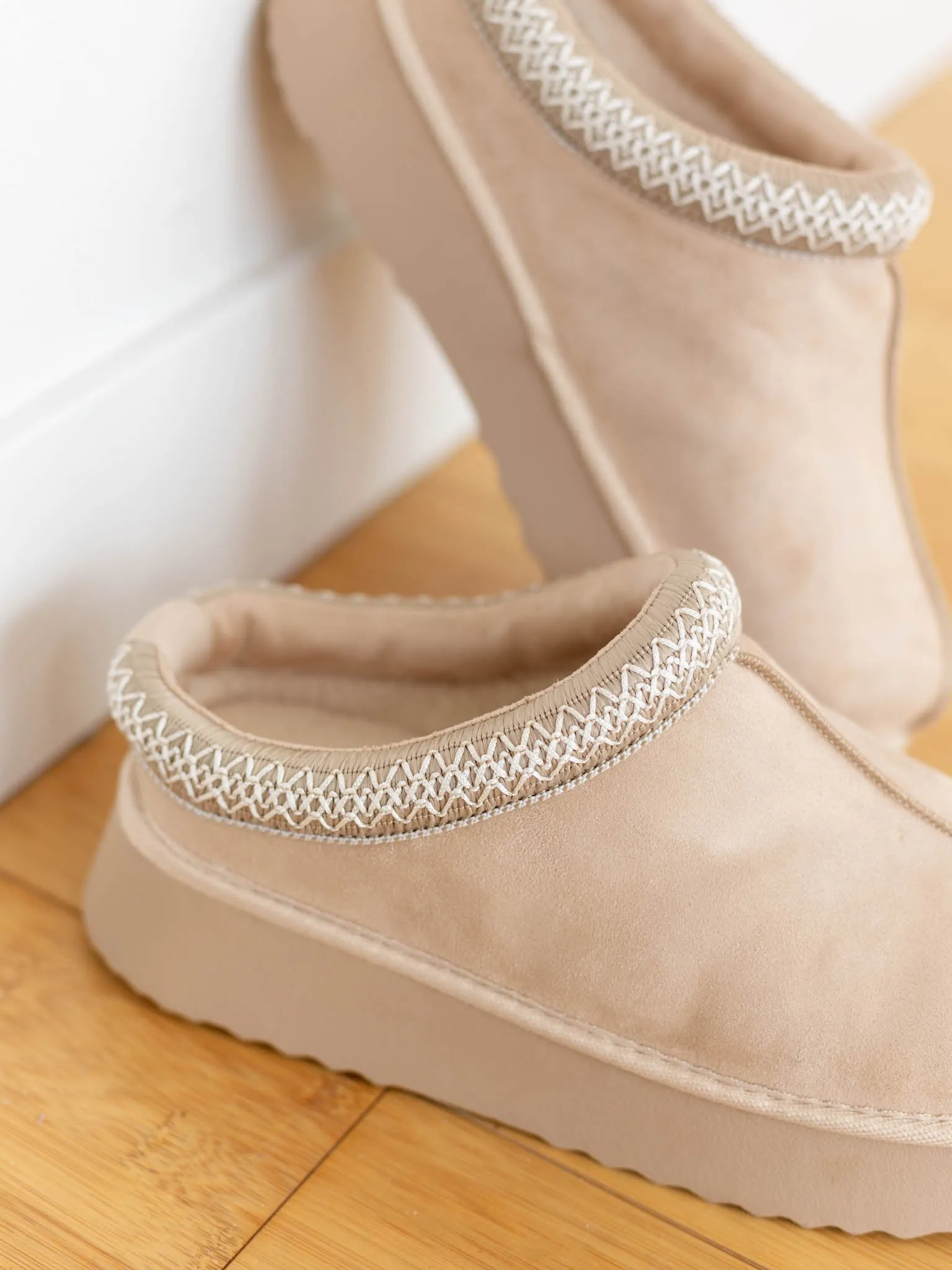 YNDIGO Faux Suede Platform